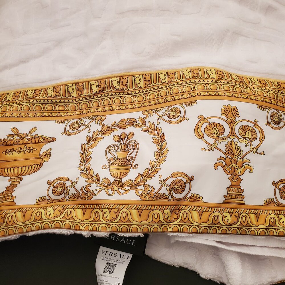 Versace Towel - Picture 5 of 9